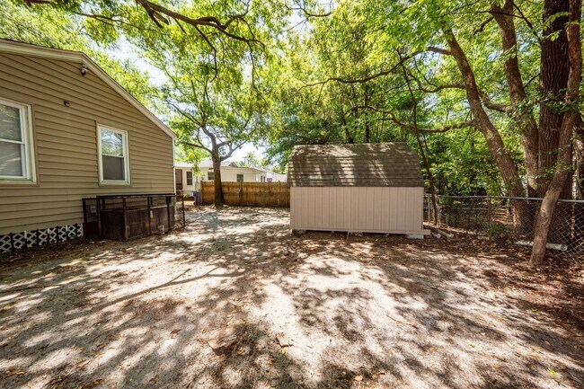 Building Photo - 3 Bedroom, 1 Bathroom Home in Dorchester Terrace - North Charleston