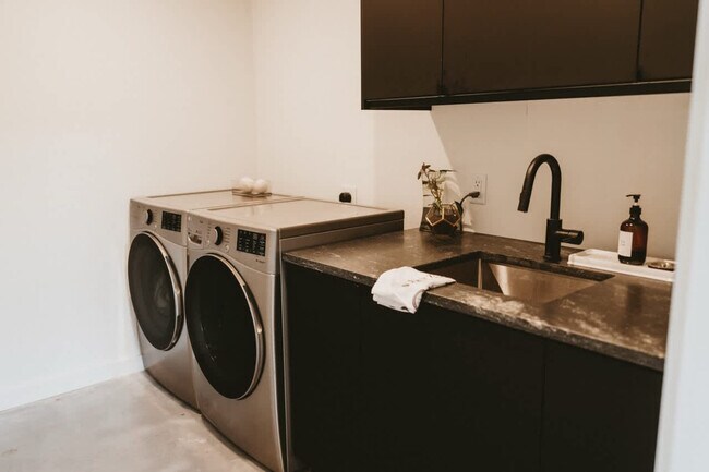 Building Photo - 503 NW D St