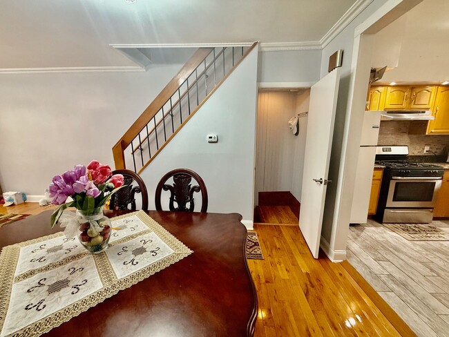 Building Photo - SPACIOUS & MODERN 3 BED/1.5 BA HOUSE w/ Central AC-HARDWOOD Flooring-WASHER/DRYER & Rear PATIO in...