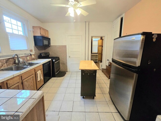 Building Photo - 557 Hamilton St