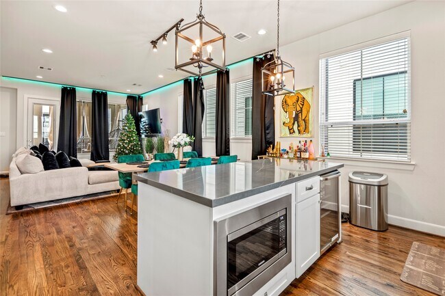 Building Photo - 2806 Grand Fountains Dr