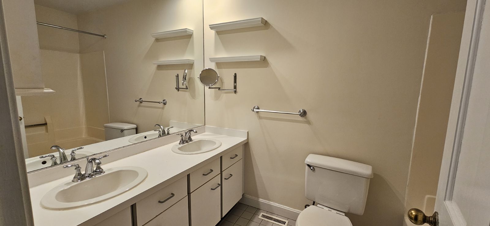 Upstairs bath - 27R West St