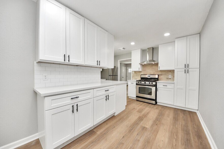 Building Photo - 710 Canary Cir
