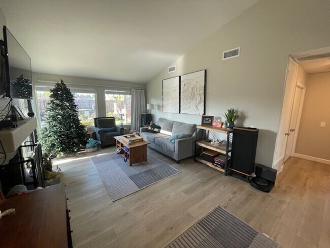 Building Photo - 160 Calle Querido