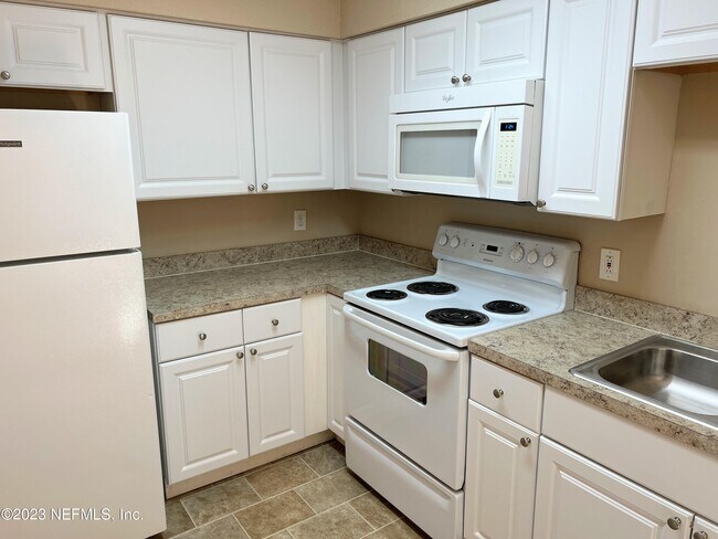 Building Photo - 8160 San Jose Manor Dr E