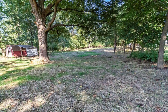 Building Photo - Home on 1 acre