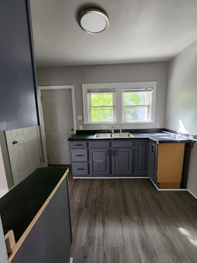 Building Photo - GLEN PARK LIVING! Near IUN & Golf Course!