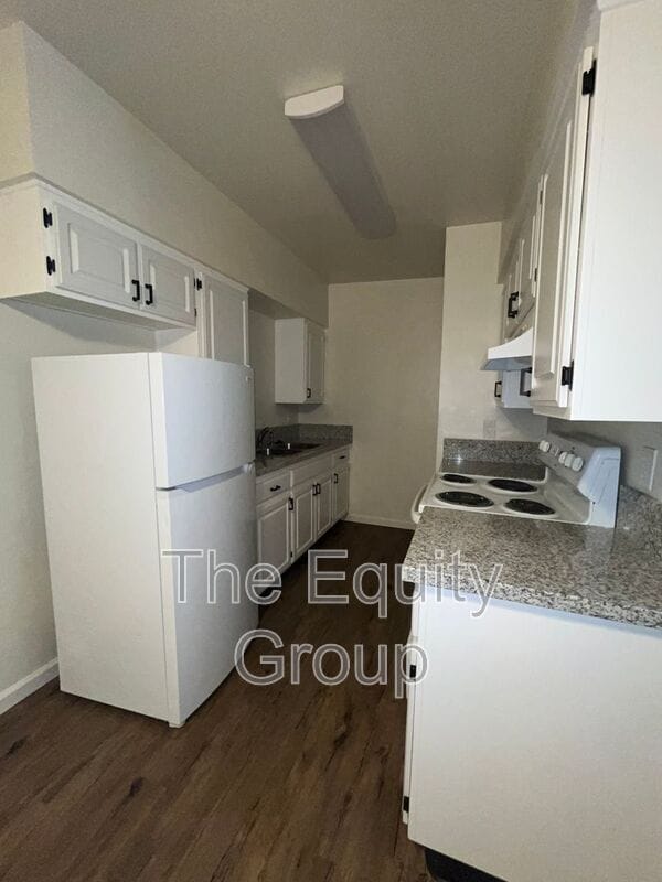 Building Photo - 1420 W Elowin Ave