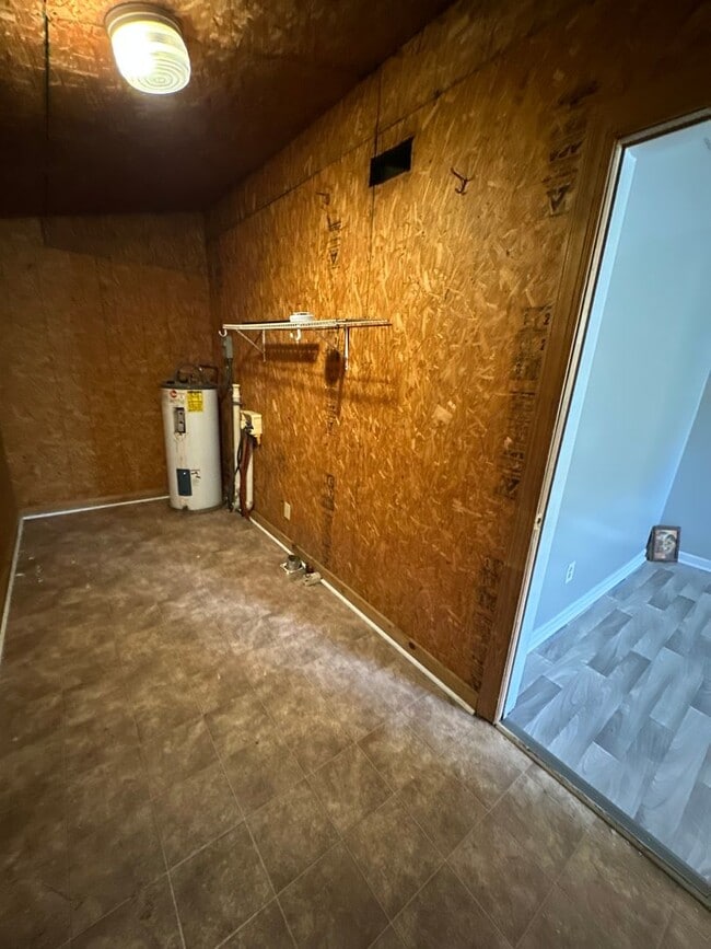Building Photo - 3 Bed/ 1 Bath and move-in ready! www.PMCoreUSA.com submit guest card for showings!