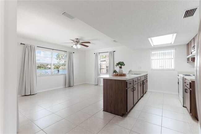 Building Photo - 6520 Meadowbrook Ln