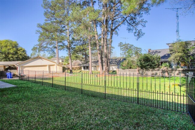 Building Photo - 824 Cherry Hills Dr