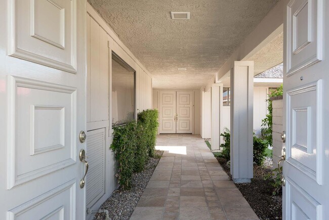 Building Photo - 5 Briarcliff Ct