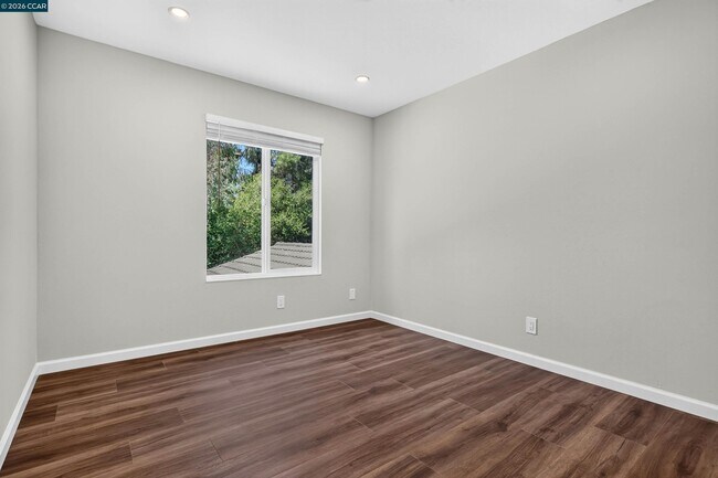 Building Photo - 121 Violet Rd