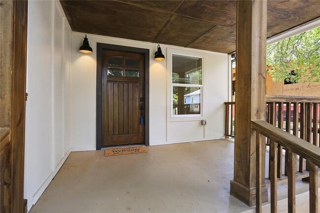 Building Photo - 1060 Regent St SW