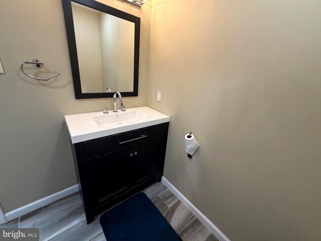 Building Photo - 7428 Mason Ln