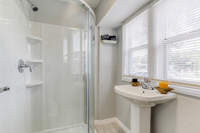 Building Photo - Beautifully Remodeled 3BR Duplex Near Parks, Schools & New Rec Center — Utilities Included. Secti...