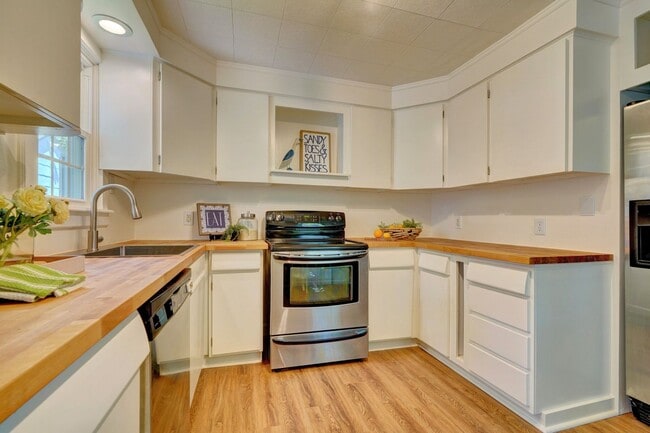 Building Photo - Charming Cape Cod Home - Detached Garage - Pet Friendly!