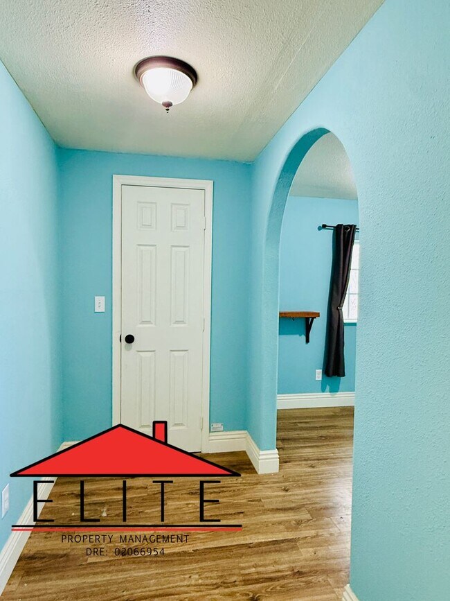 Building Photo - AVAILABLE NOW!!