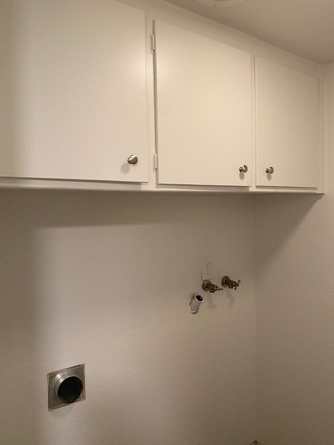 Building Photo - 2 Bedroom, 1 Bath with Garage near Hospital.