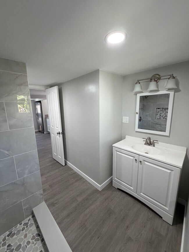 Building Photo - 2420 Ridgeway Dr