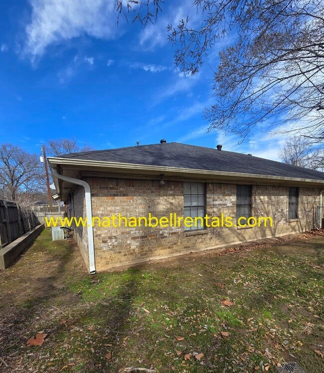Building Photo - Duplex: 3 bed, 2 bath