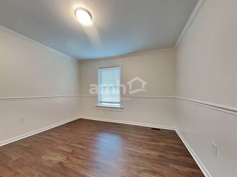 Building Photo - 2113 Lynwood Pl