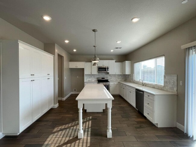 Building Photo - Modern Living Meets Clovis Charm!
