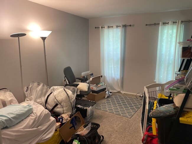 Building Photo - 2 bedroom 1 bath close to 94