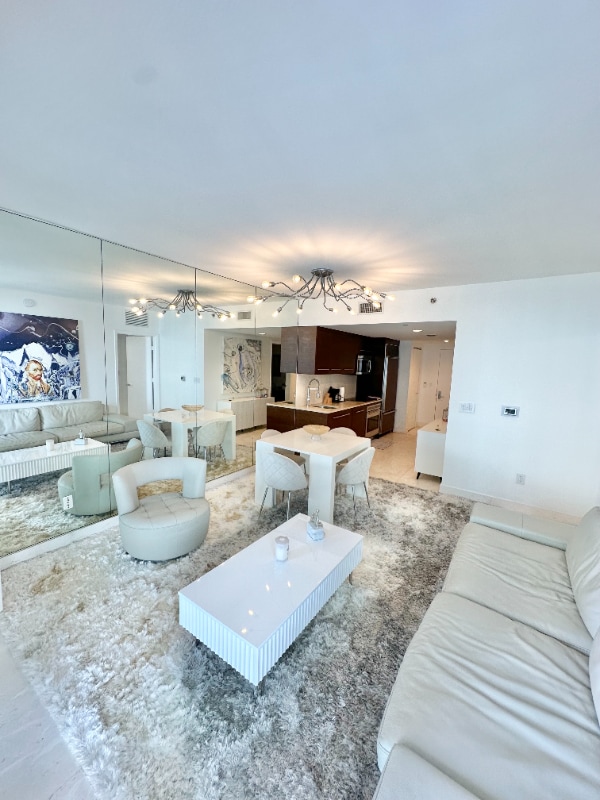 Building Photo - 495 Brickell Ave