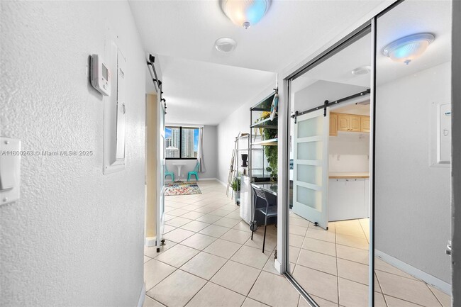 Building Photo - 520 Brickell Key Dr