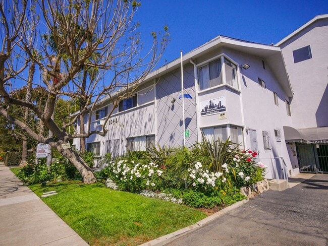 Building Photo - 3042 Livonia Ave