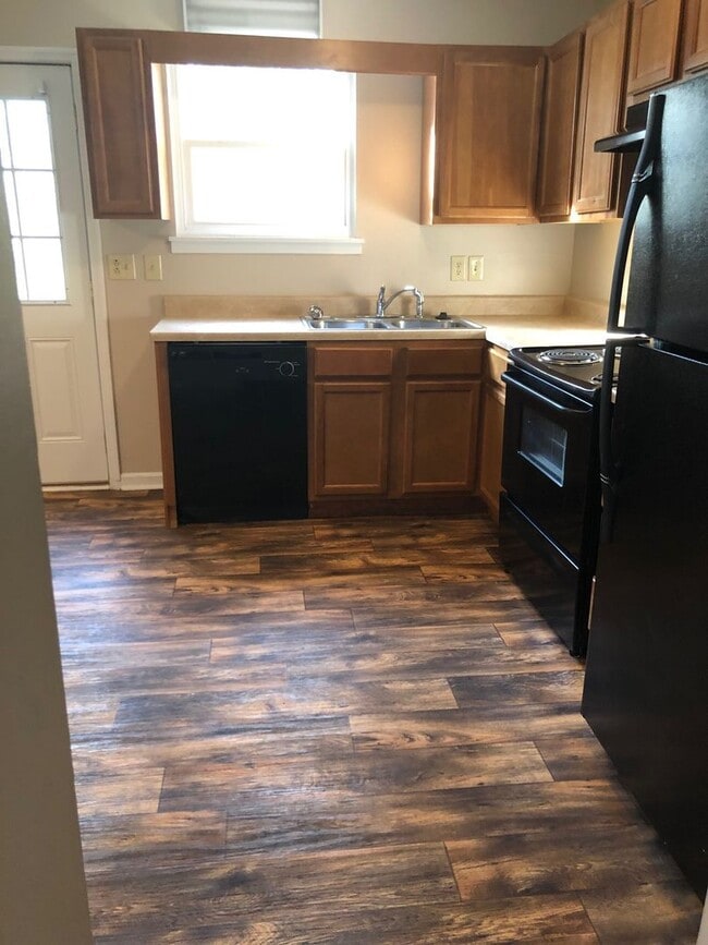 Building Photo - 102 C Kingsbury Ct 1/2 off 1st months rent