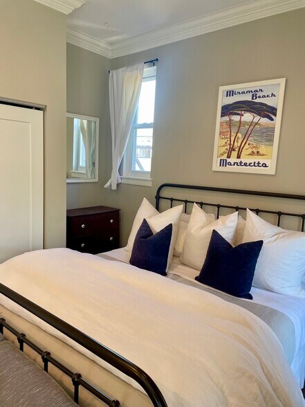 Building Photo - 916 W Wisconsin St