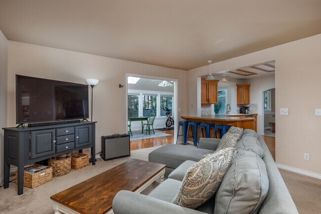 Building Photo - 3 Bedroom 2.5 Bath House