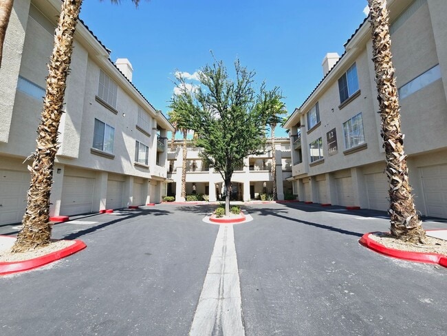 Building Photo - GUARD GATED CONDO W/ GARAGE