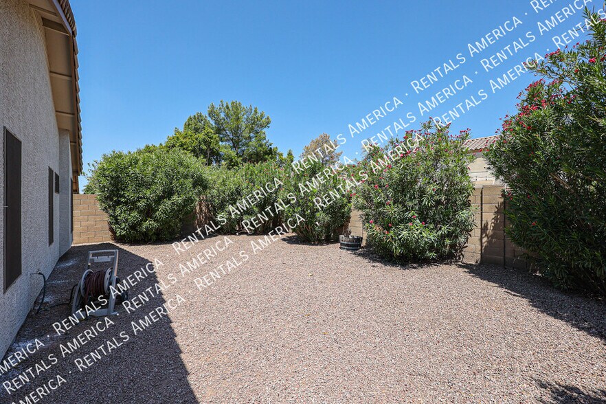Building Photo - 568 E Sherri Dr