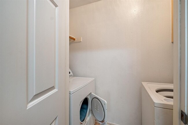 Building Photo - 3012 Hill St