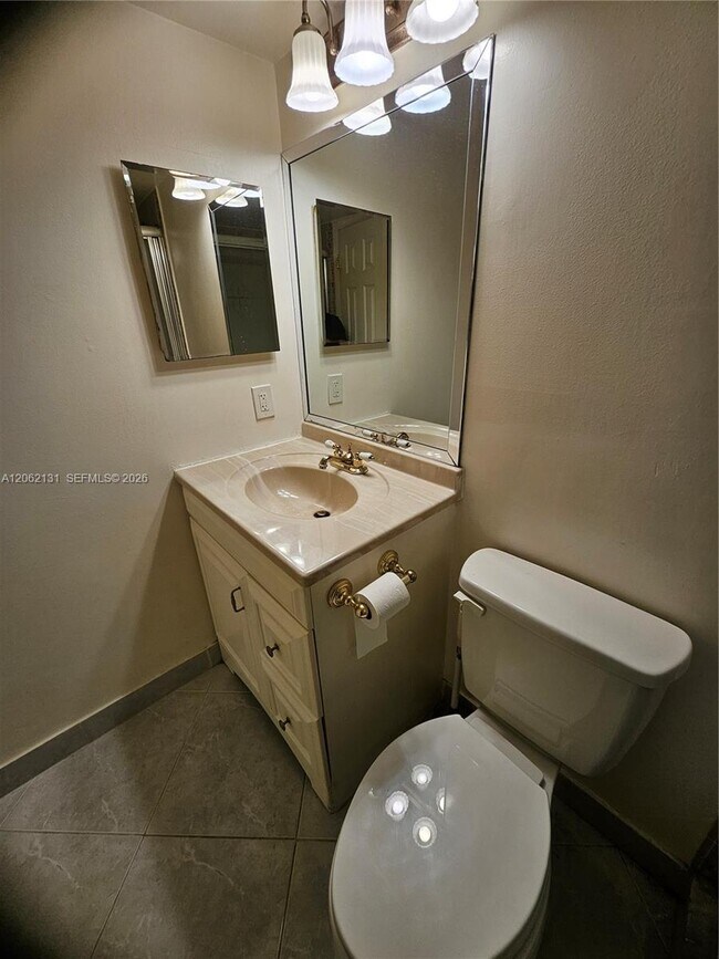 Building Photo - 559 Mansfield M