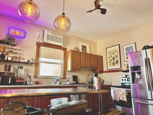 Building Photo - 3818 W Diversey Ave