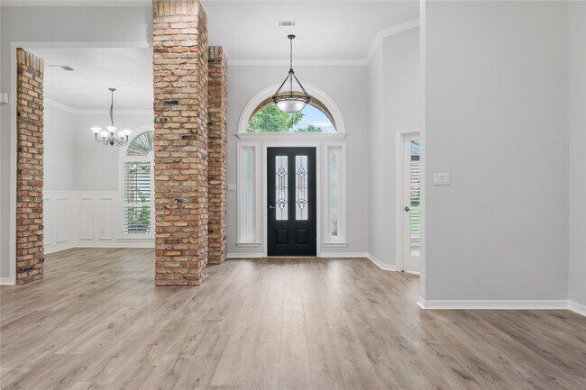 Building Photo - 25818 Overlake Dr