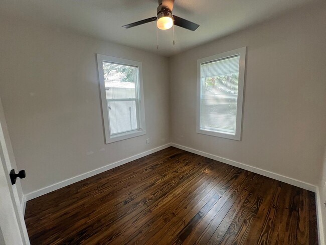 Building Photo - ANNUAL ** $1,395/month ** 3/4 Mile from Su...
