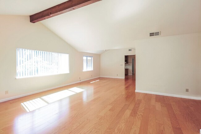 Building Photo - Amazing 4 Bedrooms 2 full bathrooms and 2 ...
