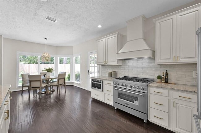 Building Photo - 2811 Crossvine Cir