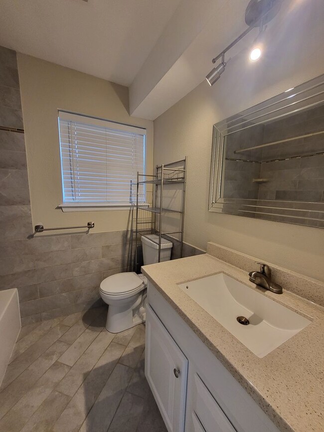 Building Photo - (4) Bed/(2.5) Bath in Core Norman Avail NO...