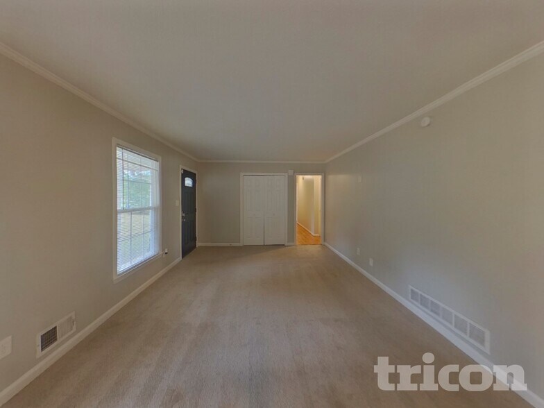 Building Photo - 4110 Jeffrey Dr SW