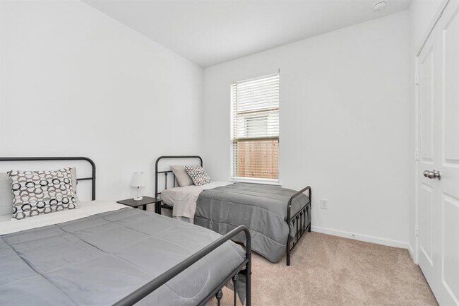 Building Photo - 14455 Cedar Ledge Ln