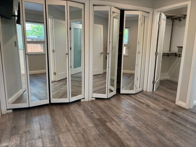 Building Photo - Remodeled 3 Bed 3 Bath House with Jacuzzi ...