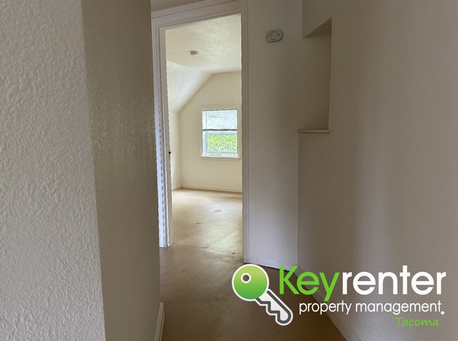 Building Photo - Adorable 4 Bedroom 1.5 Bath Tacoma Home + ...