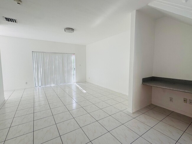 Building Photo - 821 Talia Cir