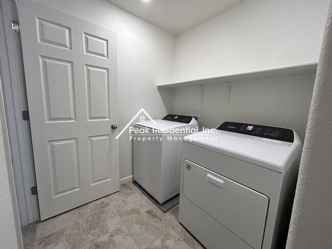 Building Photo - Beautiful Newer Folsom 4bd/2.5ba in Gated Community!